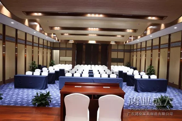 會議桌椅采用天然生漆，由老師傅手工上漆，這是純木工家具