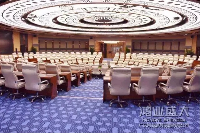 圓桌會議比較適合董事會、高層領(lǐng)導(dǎo)會議、部門會議、分組討論這些參與性較強的活動。