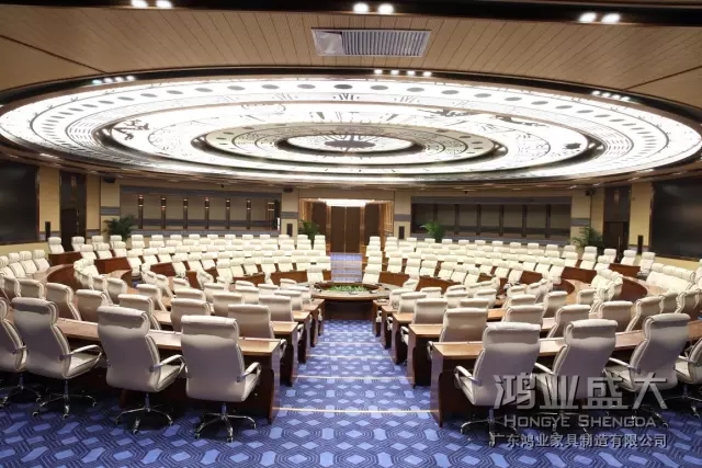 會議桌椅采用防水和封邊處理測，正常使用多年表面新舊相差無幾。