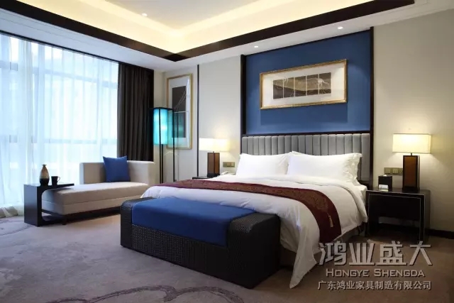 鴻業(yè)家具使整個空間傳統(tǒng)中透著現(xiàn)代，現(xiàn)代中揉著古典。