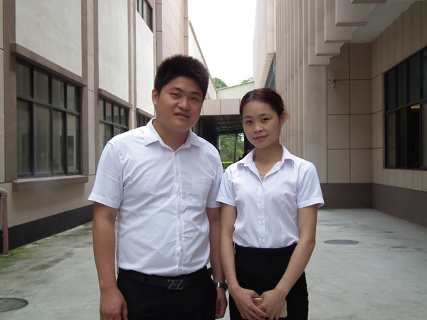  他們是一對(duì)夫妻，為了生活，她們微笑著，因?yàn)樗麄冎罒o(wú)論多么困難，多少不公平，沒(méi)有什么過(guò)不去的坎，也沒(méi)有賣不了的家具，因?yàn)樗麄円恢眻?jiān)信著努力就會(huì)有結(jié)果，用樂(lè)觀的生活態(tài)度去面對(duì)生活，用微笑面對(duì)一切的困難！