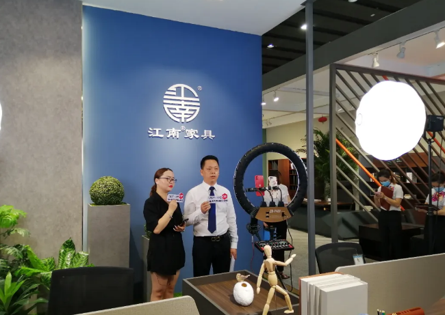 【直擊展會(huì)現(xiàn)場】鴻業(yè)家具線上直播展會(huì)盛事，多彩繽紛！